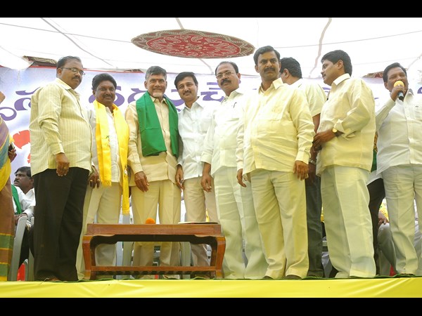 పార్టీ నేతల గ్రూప్ ఫొటో..