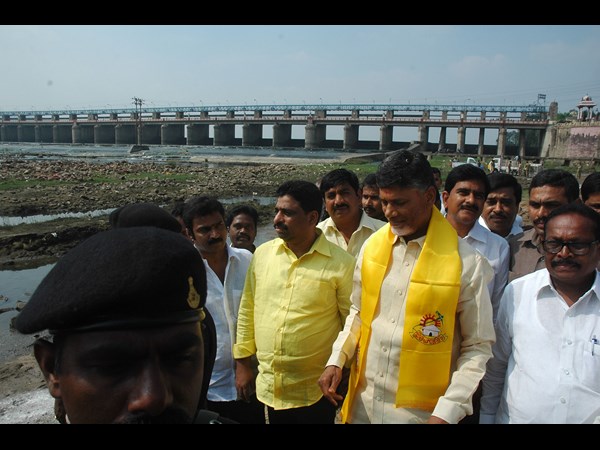 కృష్ణా బ్యారేజీ వద్ద..