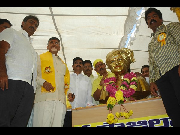 ఎన్టీఆర్కు నివాళి..