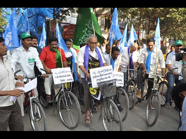 సైకిల్పై జూలకంటి..