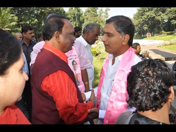 గుండా మల్లేష్తో హరీష్