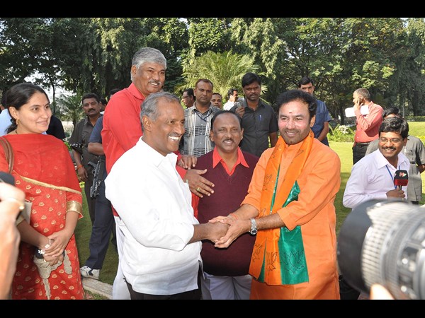 సిపిఐ ఎమ్మెల్యేతో చేతులు కలుపుతూ కిషన్