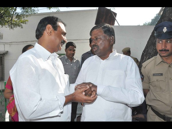 సమైక్య, తెలంగాణ పోటాపోటీ