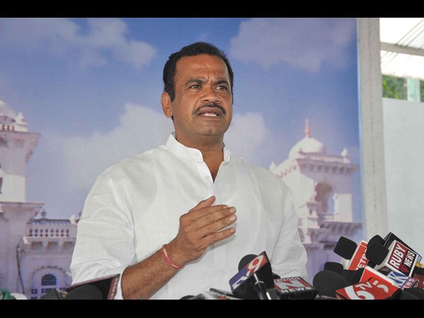 సొంతవారిపై కోమటిరెడ్డి ఆరోపణ