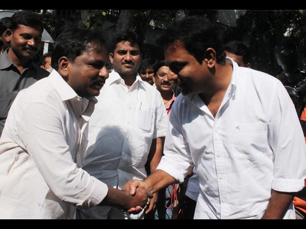 కెటిఆర్, శైలజానాథ్ షేక్ హ్యాండ్