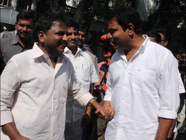 నవ్వుతూనే మాట్లాడుకున్నారు..