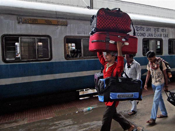 Passengers of Shirdi-bound train kill railway TTE Passengers of Shirdi-bound train kill railway TTE