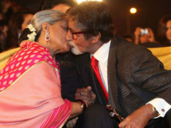 Amitabh Bachchan 'smooches' Jaya at an event Amitabh Bachchan 'smooches' Jaya at an event