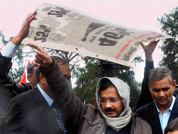 Protesters pelt stones at police, a cop injured Protesters pelt stones at police, a cop injured