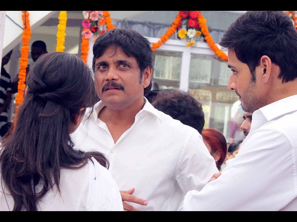 మహేష్ బాబు ఓదార్పు పలకరింపులు..