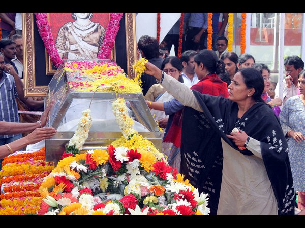 విమలక్క కూడా నివాళి..