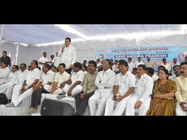 వేదికపై నేతలు