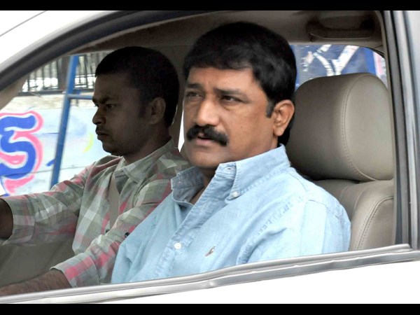 కారులో గంటా