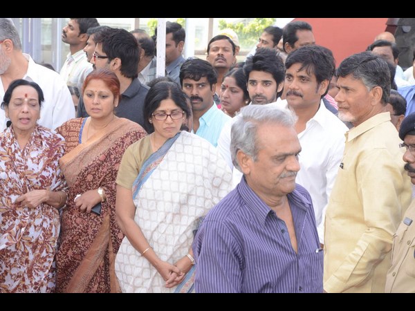 నివాళుర్పించిన నారాయణ