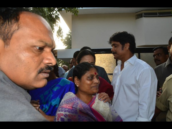 అక్కినేనికి విజయమ్మ నివాళి