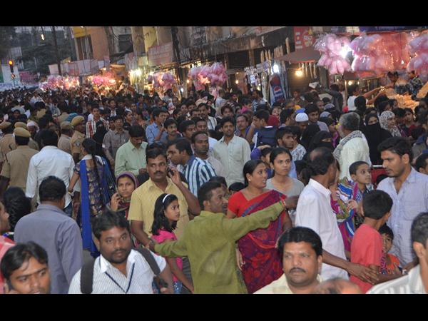 కిటకిటలాడుతున్న నుమాయిష్