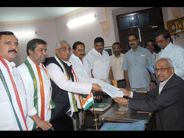 నామినేషన్ దాఖలు చేస్తున్న ఎంఏ ఖాన్
