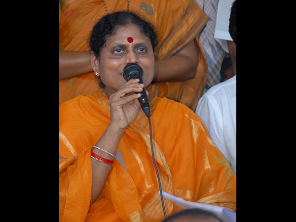 YS Vijayamma blames Kiran and Babu for division YS Vijayamma blames Kiran and Babu for division