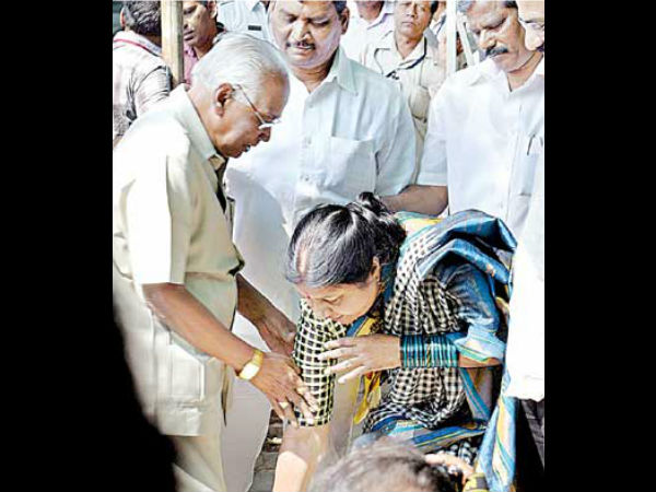 Amos gives blessings to Nannapaneni Amos gives blessings to Nannapaneni