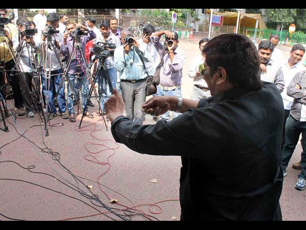 ఆదాలపై ఆనం వివేకా ఇలా...