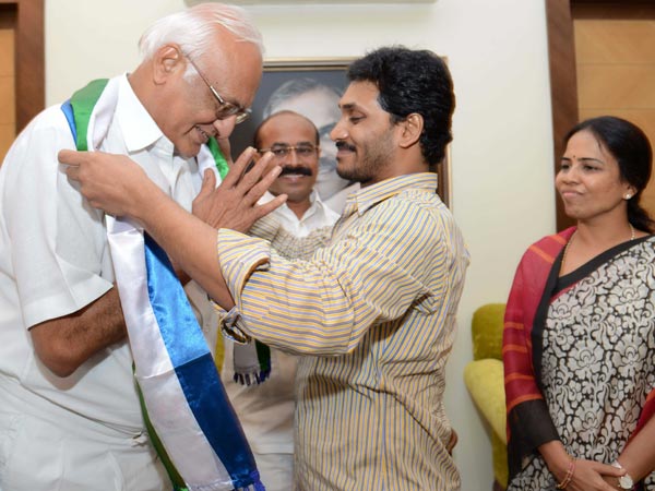 SPY Reddy praises Kiran Reddy in YSRCP office SPY Reddy praises Kiran Reddy in YSRCP office