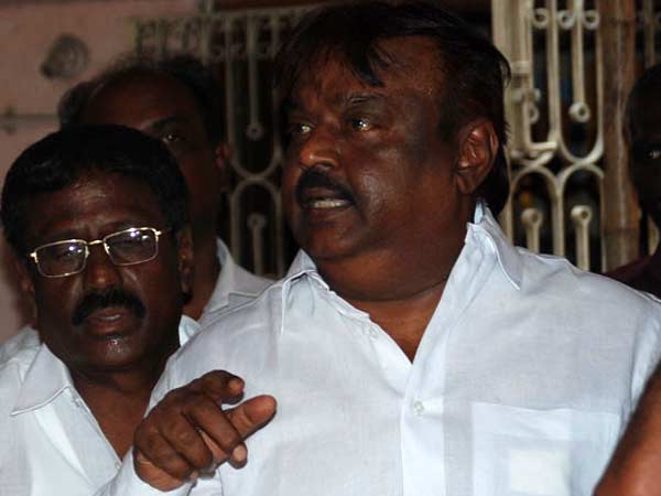 మాట్లాడుతున్న విజయకాంత్