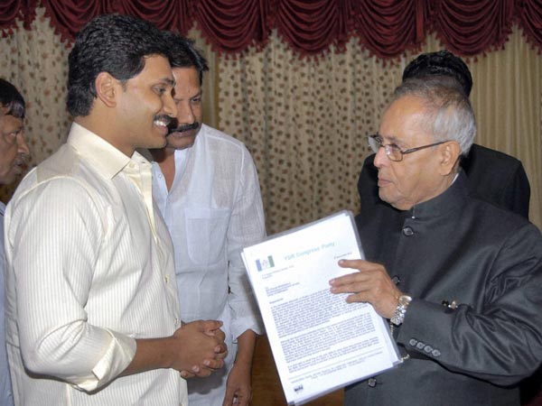 YS Jagan and his party leaders met President Pranab Mukherjee YS Jagan and his party leaders met President Pranab Mukherjee