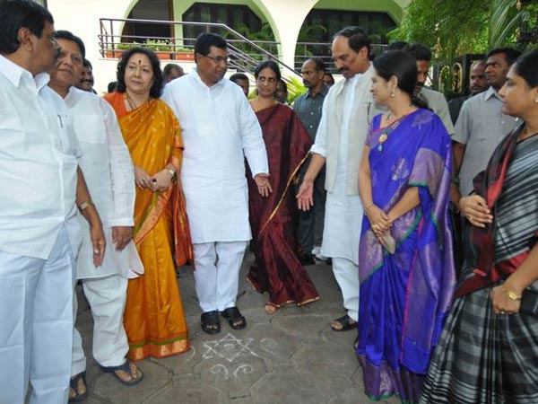 Telangana ministers meets at Jana Reddy's house Telangana ministers meets at Jana Reddy's house