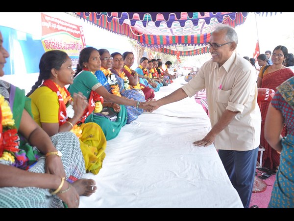అంగన్వాడీ కార్యకర్తలకు రాఘవులు భరోసా