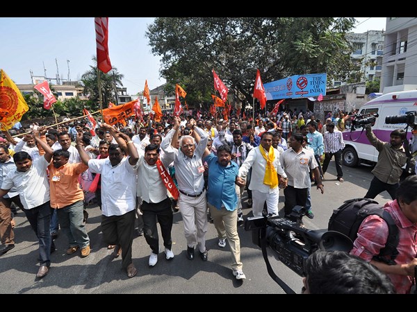 జిహెచ్ఎంసి వద్ద ఆందోళన