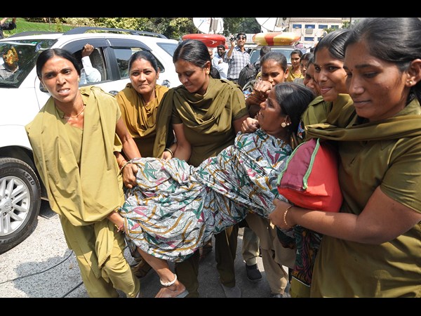 పోలీసులు ఎత్తేశారు..