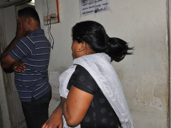 Cops burst sex racket, 2 held-2 Cops burst sex racket, 2 held-2