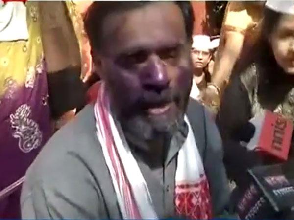 Ink attack: Man smears ink on AAP leader Yogendra Yadav's face Ink attack: Man smears ink on AAP leader Yogendra Yadav's face