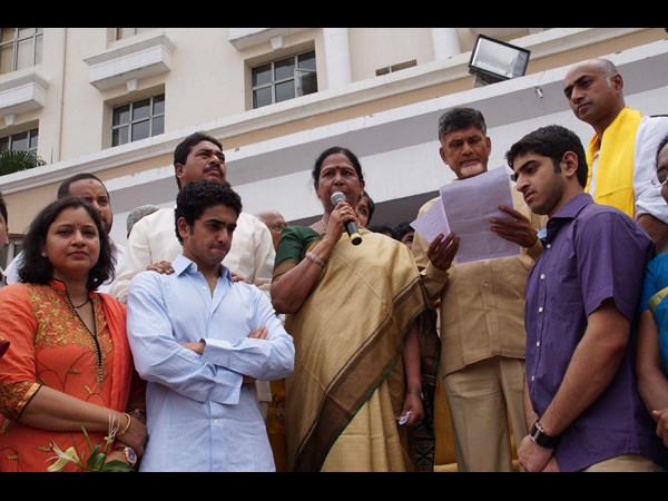 మాట్లాడుతున్న గల్లా