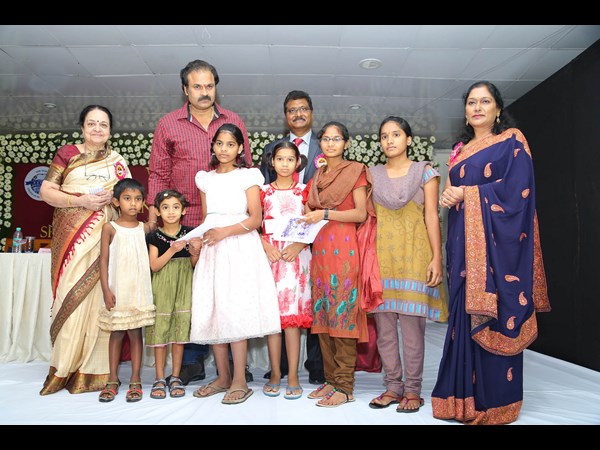 పురస్కారాలు ఇచ్చారు