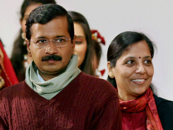 Stones pelted at Kejriwal rally in Ahmedabad Stones pelted at Kejriwal rally in Ahmedabad