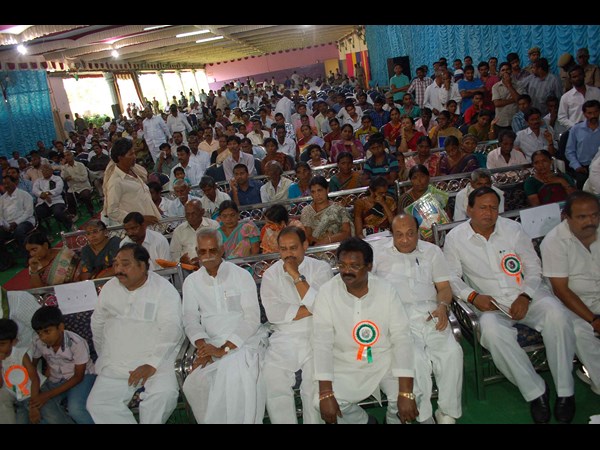 అంజన్, విహెచ్ల డ్యాన్స్: విద్యార్థుల ఆగ్రహం