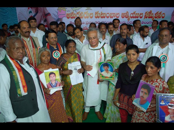అంజన్, విహెచ్ల డ్యాన్స్: విద్యార్థుల ఆగ్రహం