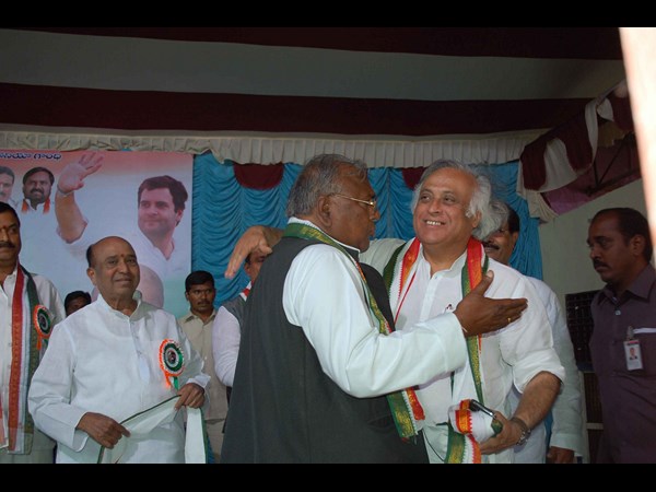 అంజన్, విహెచ్ల డ్యాన్స్: విద్యార్థుల ఆగ్రహం