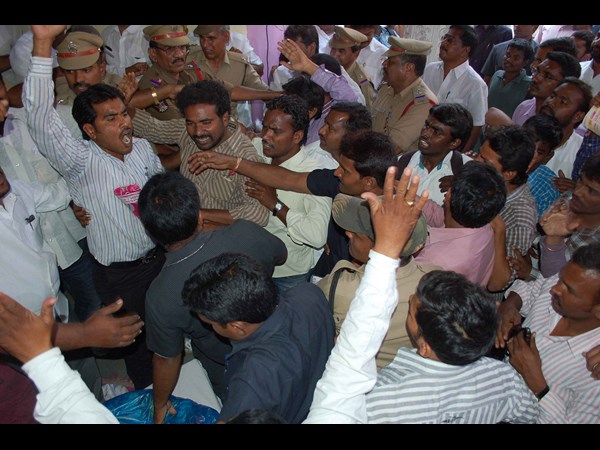 అంజన్, విహెచ్ల డ్యాన్స్: విద్యార్థుల ఆగ్రహం