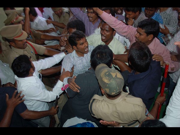 అంజన్, విహెచ్ల డ్యాన్స్: విద్యార్థుల ఆగ్రహం