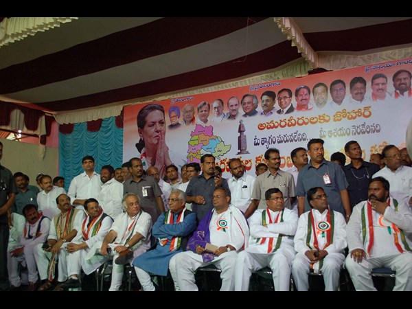 అంజన్, విహెచ్ల డ్యాన్స్: విద్యార్థుల ఆగ్రహం