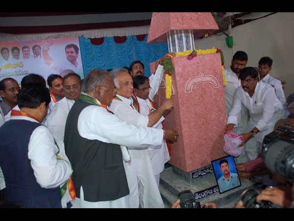అంజన్, విహెచ్ల డ్యాన్స్: విద్యార్థుల ఆగ్రహం