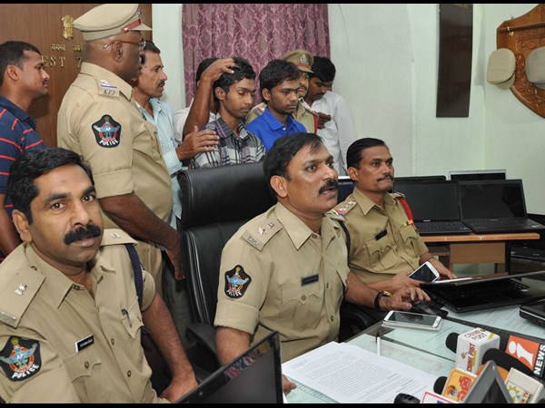 హాస్టల్లో ఉంటూ..