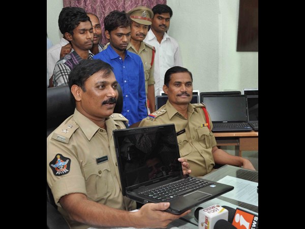 హార్డ్వేర్ మెకానిక్ మరొకతను...