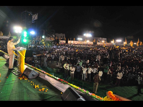 అప్పుడే నేనేంటో చూపిస్తా, జెండా పట్టిన బాబు(పిక్చర్స్)