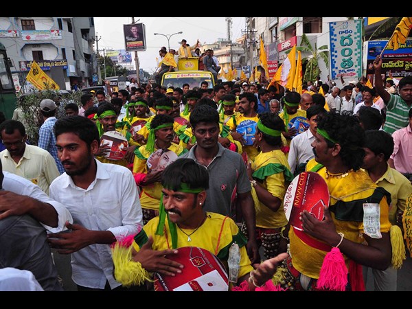 అప్పుడే నేనేంటో చూపిస్తా, జెండా పట్టిన బాబు(పిక్చర్స్)