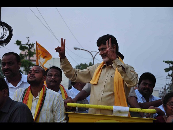 అప్పుడే నేనేంటో చూపిస్తా, జెండా పట్టిన బాబు(పిక్చర్స్)