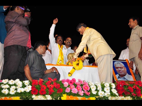 అప్పుడే నేనేంటో చూపిస్తా, జెండా పట్టిన బాబు(పిక్చర్స్)