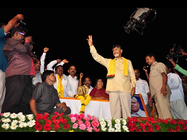 అప్పుడే నేనేంటో చూపిస్తా, జెండా పట్టిన బాబు(పిక్చర్స్)